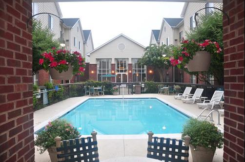 Homewood Suites by Hilton Charlotte Airport - Charlotte - Piscina