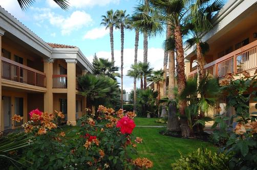 Best Western Palm Court Inn - Modesto - Edifício
