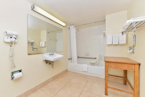 Days Inn Charlotte Northlake - Charlotte - Banheiro