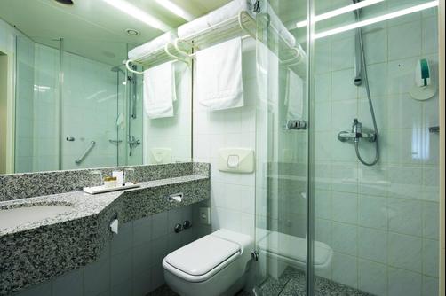 InterCityHotel Frankfurt - Frankfurt - Banheiro