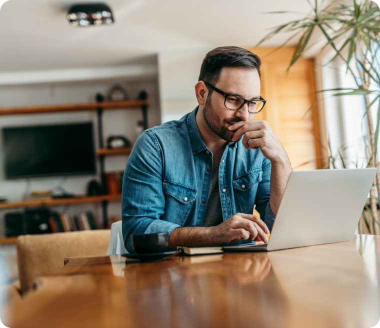 Gerente de hotel analisando resultados em um laptop