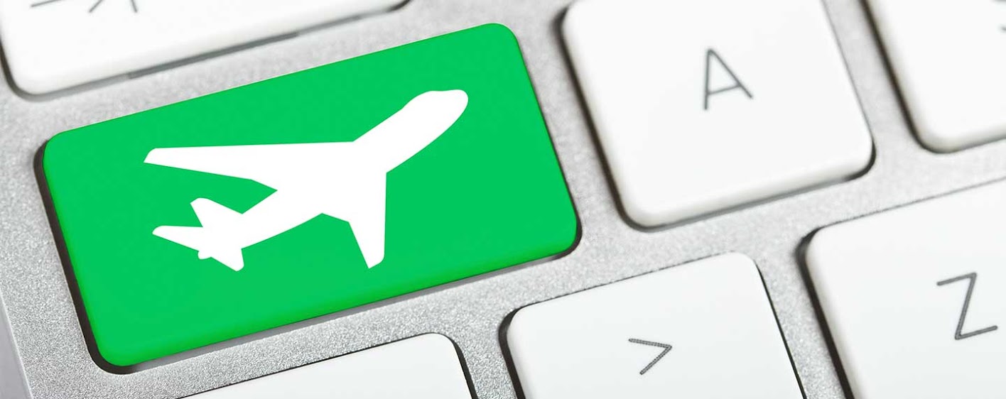 foto detalhada de um teclado de computador com uma tecla em verde com um desenho de um avião