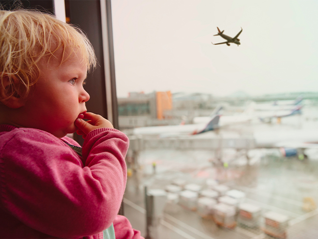 Menino de 9 anos viaja sozinho de avião, sem passagem e coloca em xeque a  segurança 