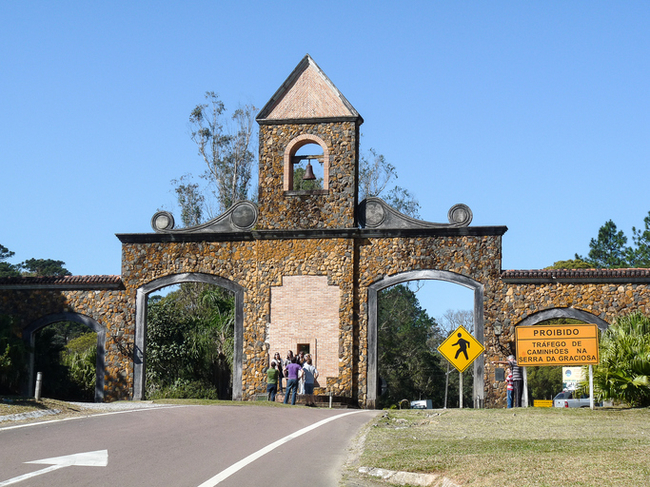 O portal da Estrada da Graciosa