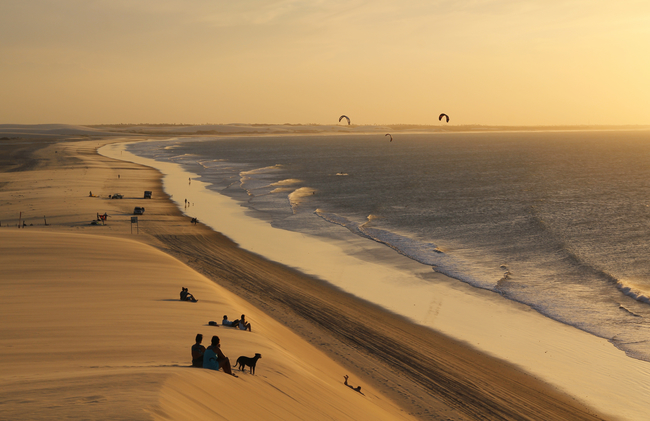 Pessoas apreciando o fim de tarde em Jericoacoara