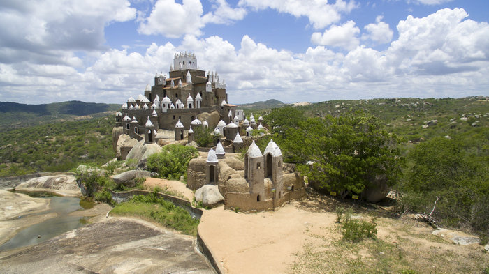 A beleza do Castelo Zé dos Montes contrasta com a paisagem da Serra do Tapuia © SergioRocha / Shutterstock