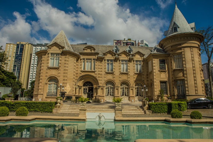Com arquitetura inspirada nos castelos franceses de Loire, o Castelo do Batel funciona hoje como centro de eventos © Foto: Divulgação