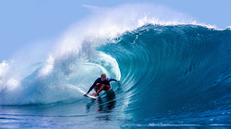 Surfista se aventurando nas Filipinas