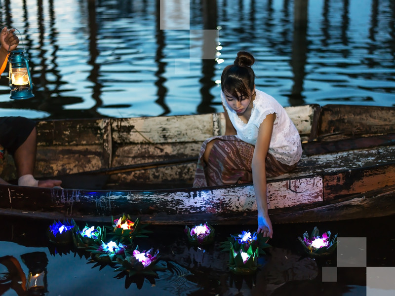 Assista os canais de Bangkok se iluminarem com velas flutuantes