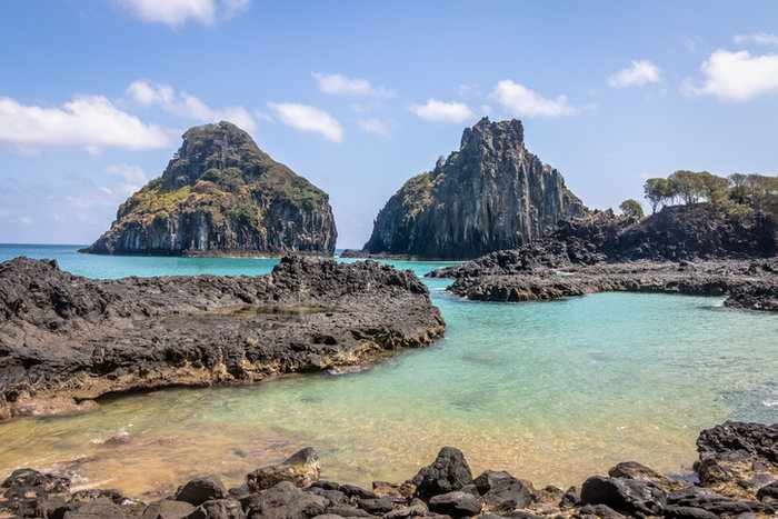 A vista do Morro Dois Irmãos é um dos bônus da magnífica paisagem da Baía dos Porcos, em Noronha