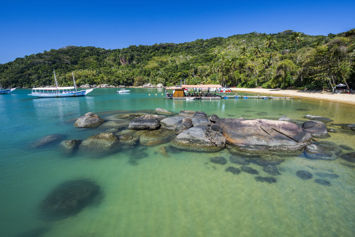 Lagos de cor azul-esverdeada e águas cristalinas são destaque na paisagem natural de Ilha Grande