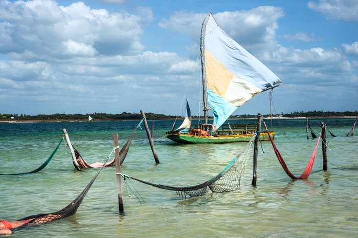 Jangadas, redes e cadeiras dividem harmoniosamente o espaço nas belas águas de Jericoacoara