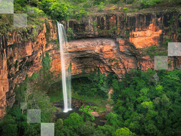 Suba até o mirante para aprecia toda a imponência da Cachoeira Véu de Noiva, na Chapada dos Guimarães