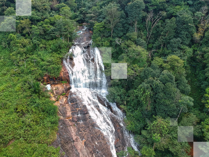 Comece a sonhar com um banho relaxante ao pé dos 44 metros de queda d'água da Cachoeira Barra Azul, em Bonito
