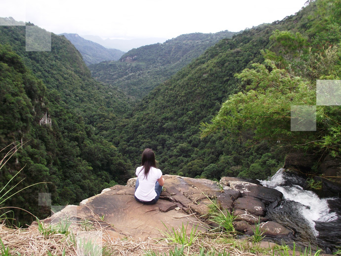 Hora de sentar e apreciar a belezas naturais ao redor da Cachoeira do Avençal, em SC