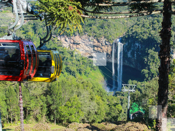 Encante-se com a vista aérea da Cachoeira do Caracol, na Serra Gaúcha