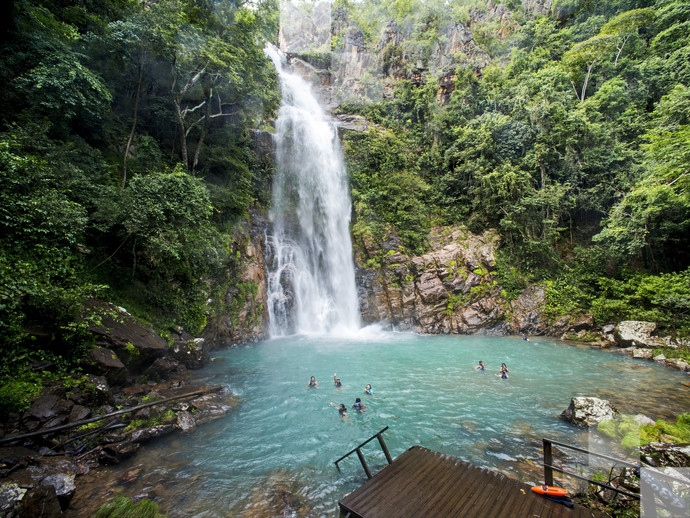 Mergulhe na piscina natural de água azul e cristalina que se forma na Cachoeira Serra Azul