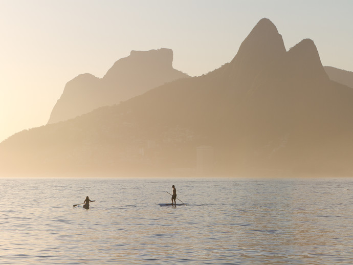 Jovens na praia de Ipanema ao por do sol