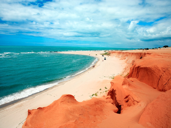 As falésias multicoloridas são destaque na bela paisagem de Canoa Quebrada