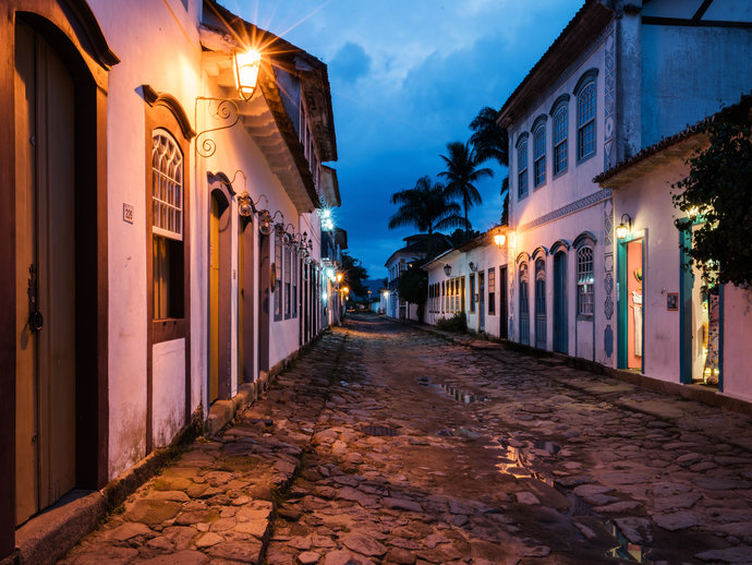 As ruas históricas de Paraty ficam ainda mais charmosas durante a noite