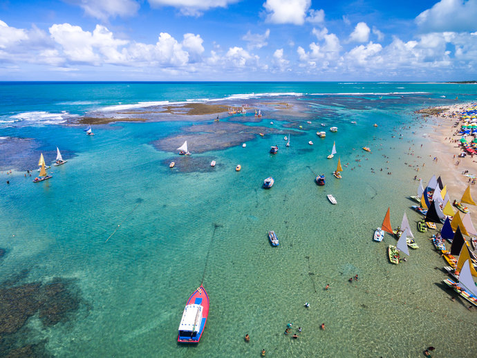 Não de deixe de fazer um passeio de jangada até as piscinas naturais de Porto de Galinhas