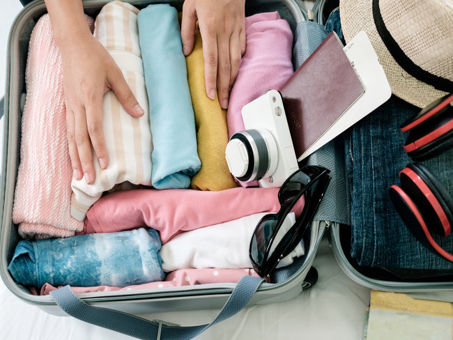 O método de enrolar as roupas ajuda a não amassar as peças e economizar espaço na mala