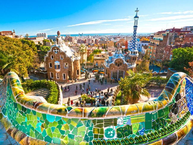 As maravilhosas arquitetônicas de Gaudí - como no Parc Guell - estão por toda parte em Barcelona