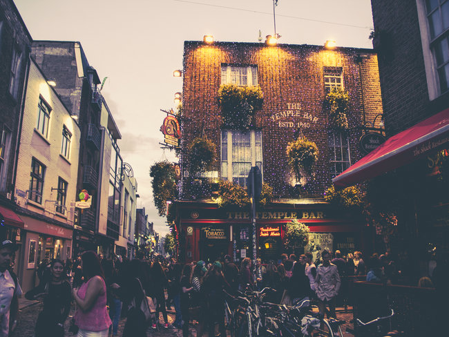 Temple Bar é um dos pubs clássicos no centro de Dublin para saborear uma Guinness