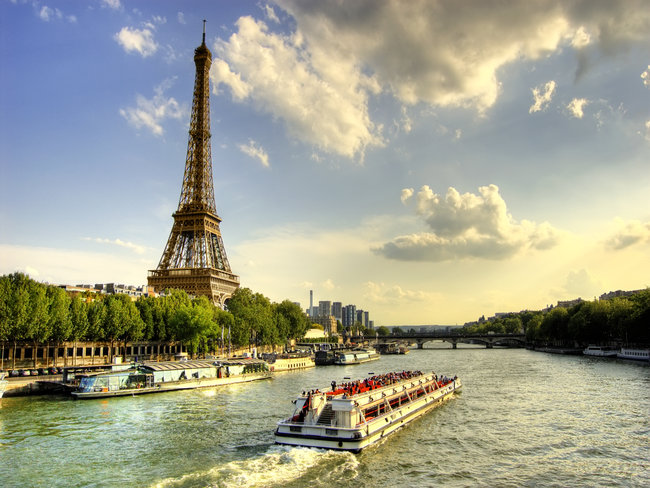 Em um passeio pelo Rio Sena, prepare-se para descobrir várias maravilhas de Paris, como a Torre Eiffel