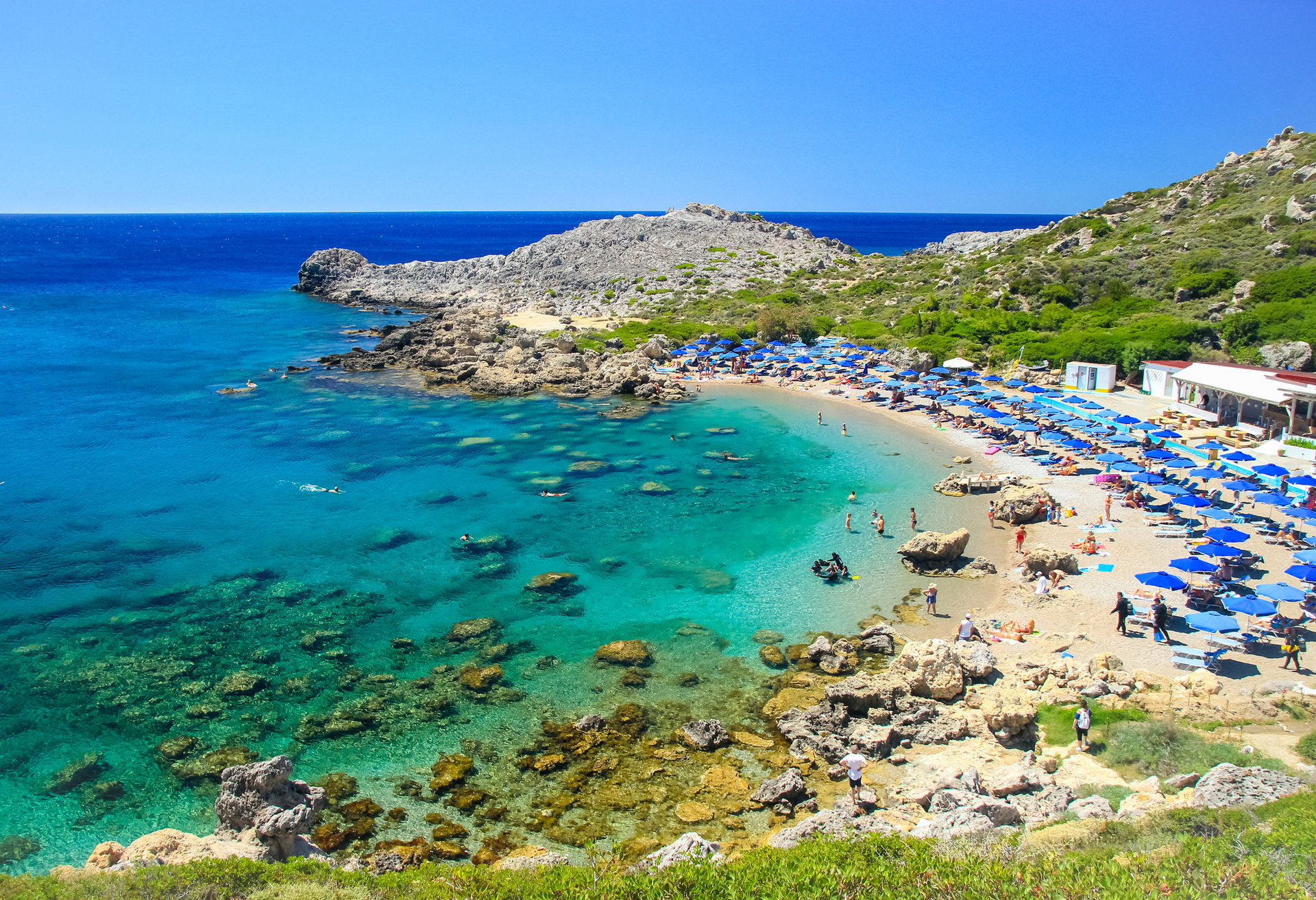 A praia de Ladiko é uma das mais bonitas e populares da ilha de Rodes 