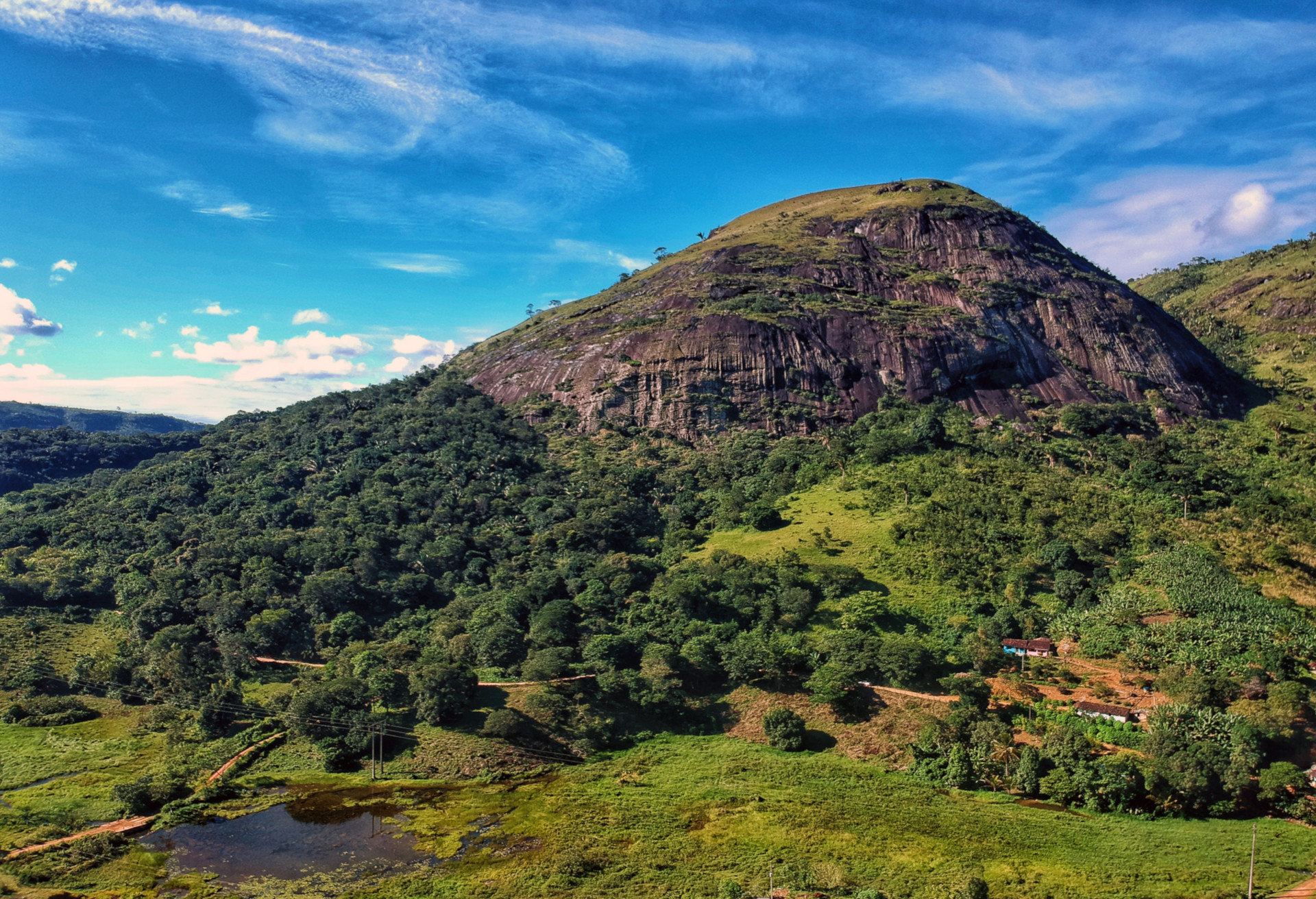 A espetacular Pedra Rodeadouro é um lugar com natureza exuberante, no município pernambucano de Bonito