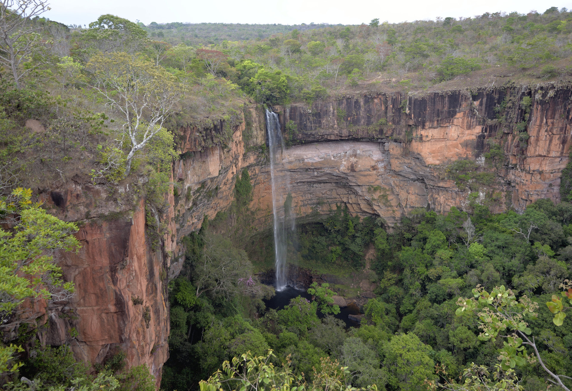 A espetacular cachoeira Véu de Noiva é o inquestionável cartão-postal da Chapada dos Guimarães