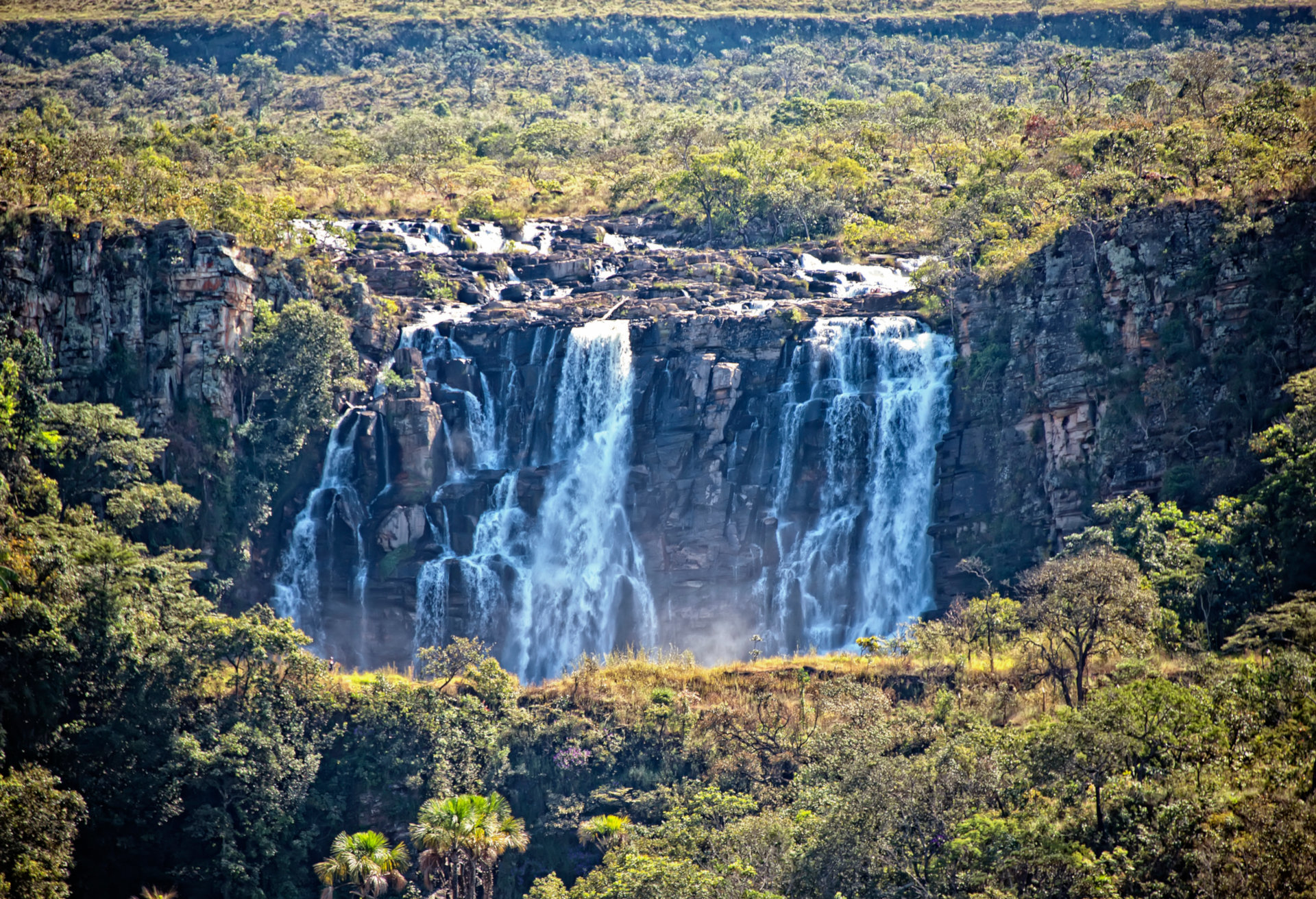 Não deixe de apreciar a paisagem da bela cachoeira de Salto de Corumbá, em Goiás
