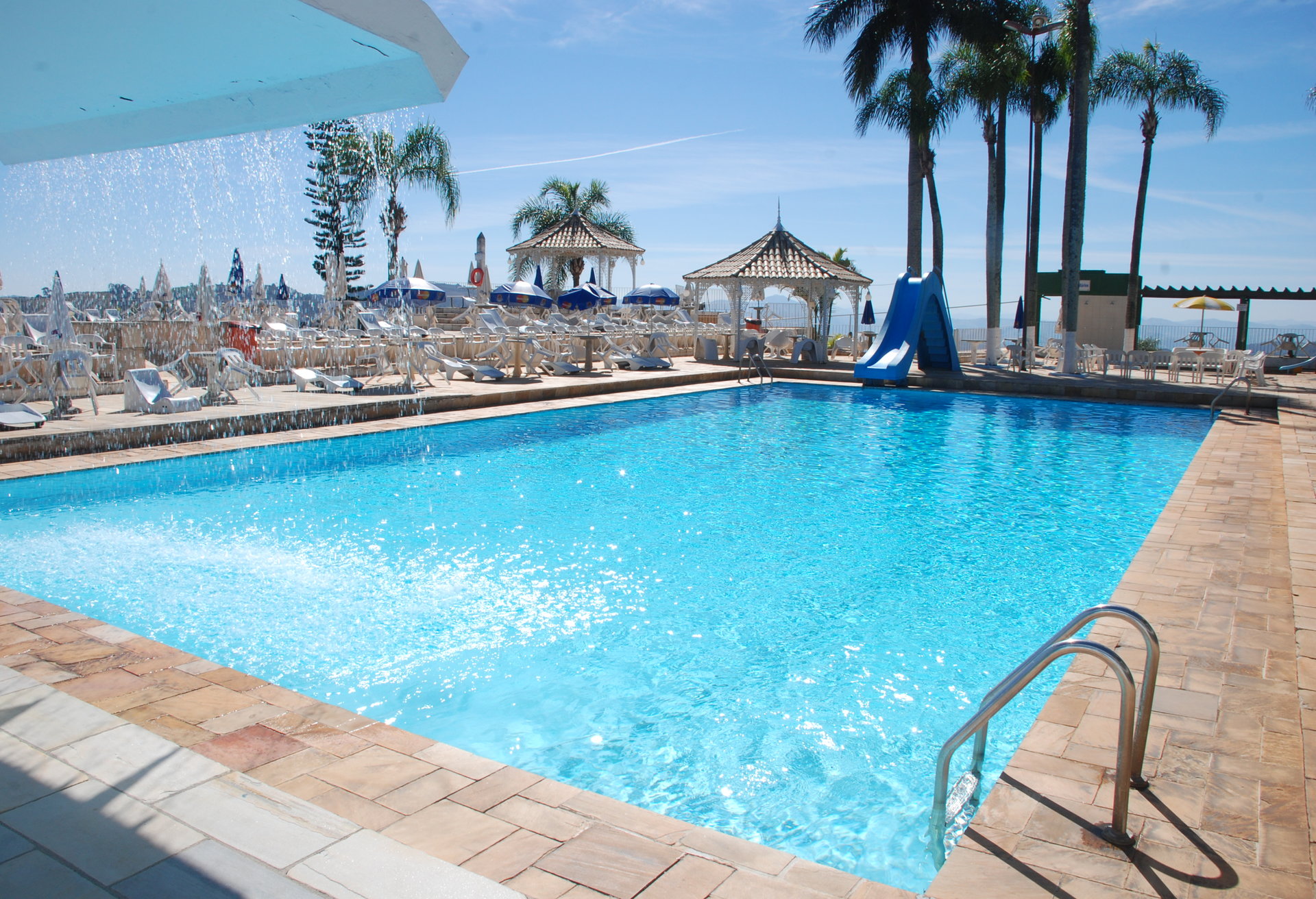 São nada menos que nove piscinas, incluindo externas e aquecidas, à disposição no Hotel Vale do Sol (Foto: Divulgação)