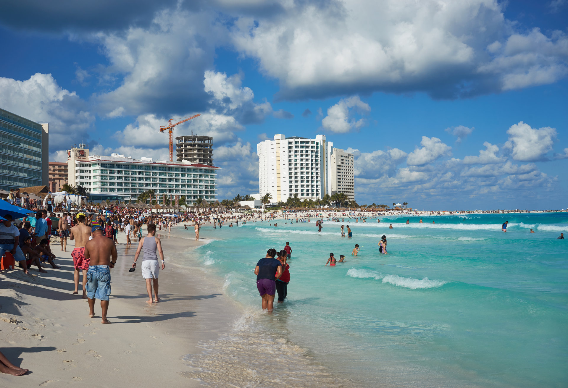 Não faltam lindos cenários naturais e gente animada do mundo todo em Cancún