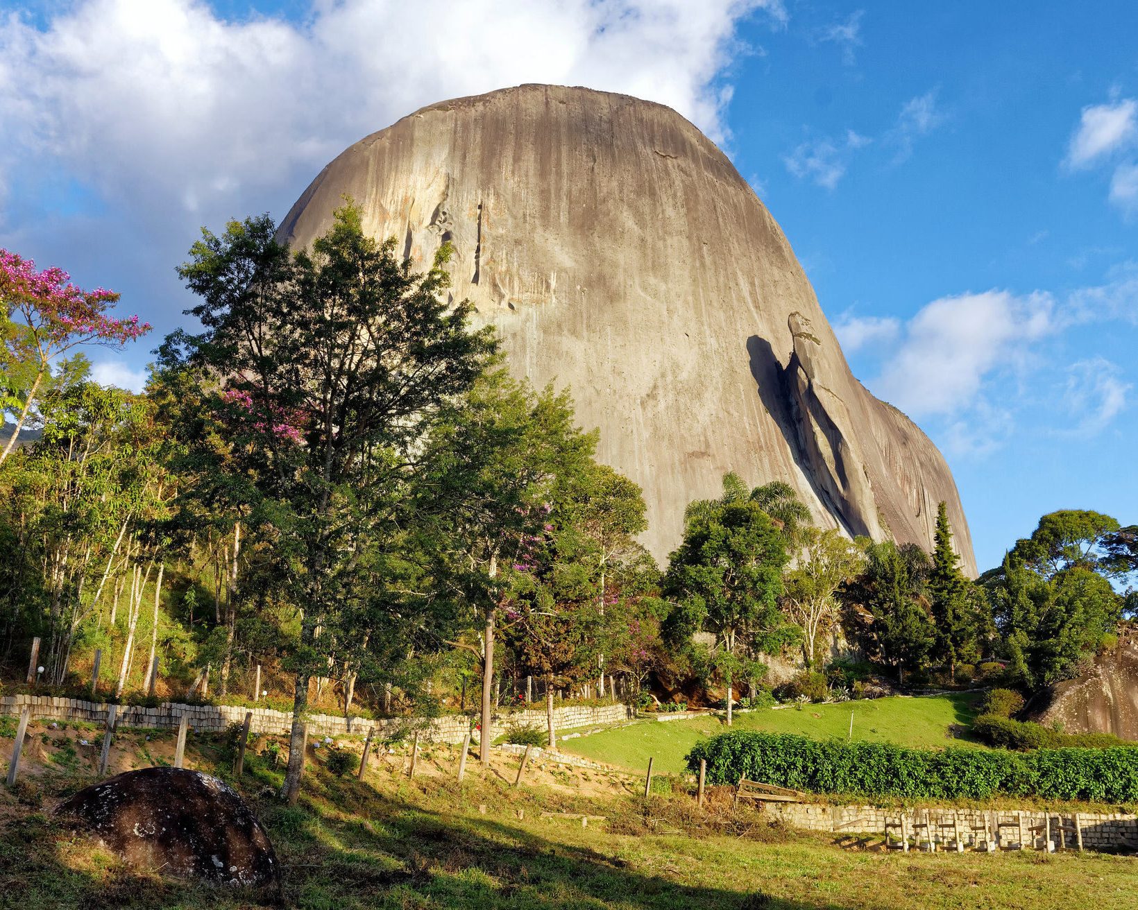 A Pedra Azul, com seus quase dois mil metros de altura, é um símbolo do ES