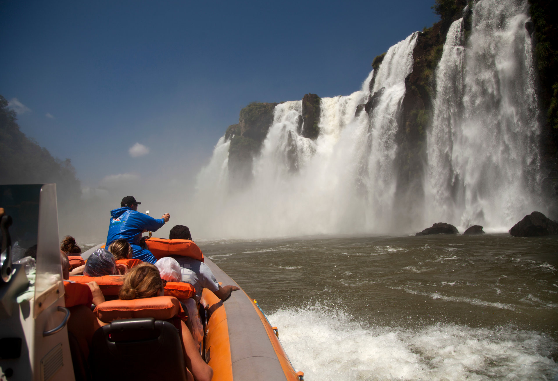 Toda a família vai se arrepiar ao sentir de perto a imensidão das Cataratas de Iguaçu