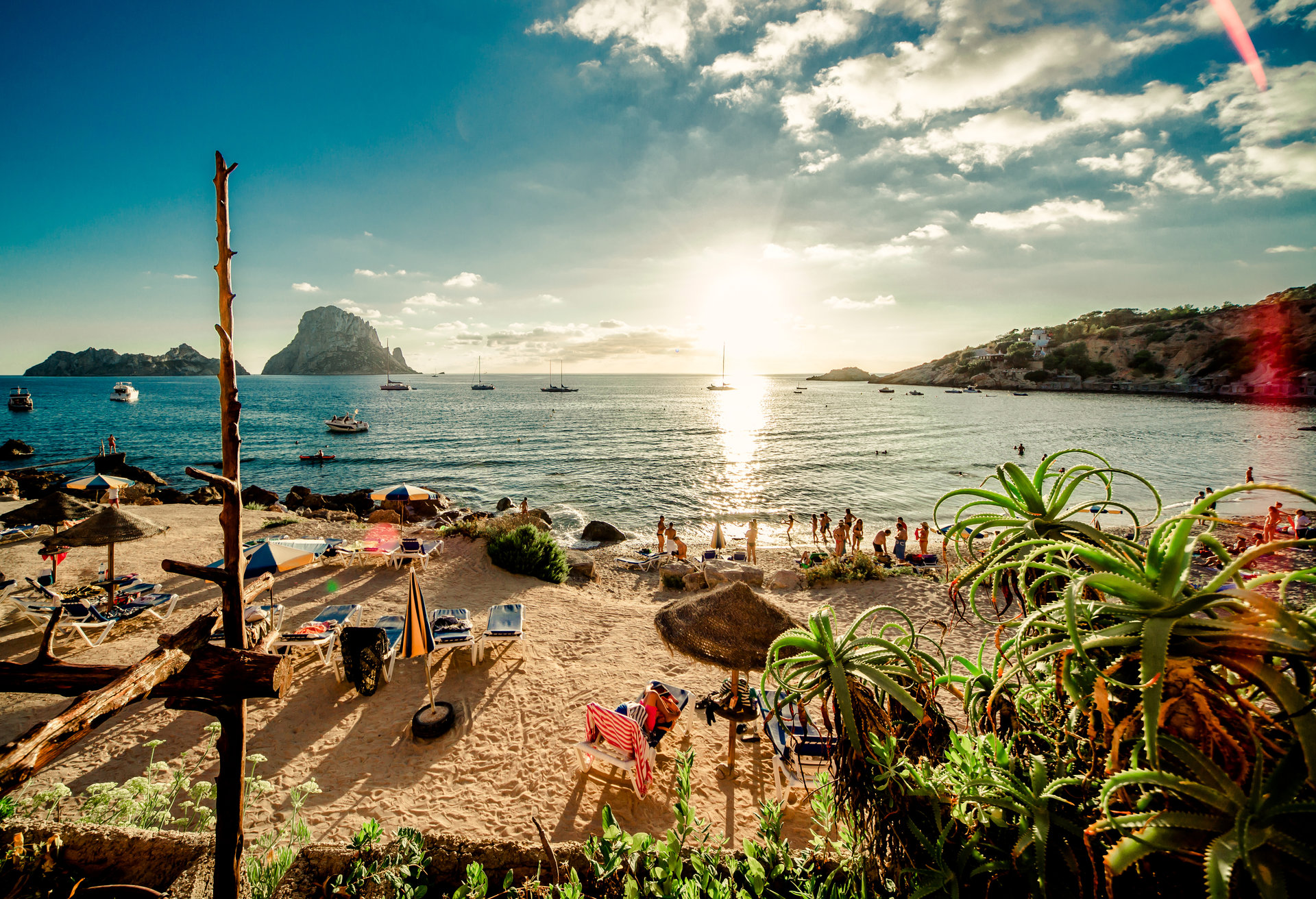 Belas paisagens e uma das vidas noturnas mais famosas do mundo: bem-vindo a Ibiza!