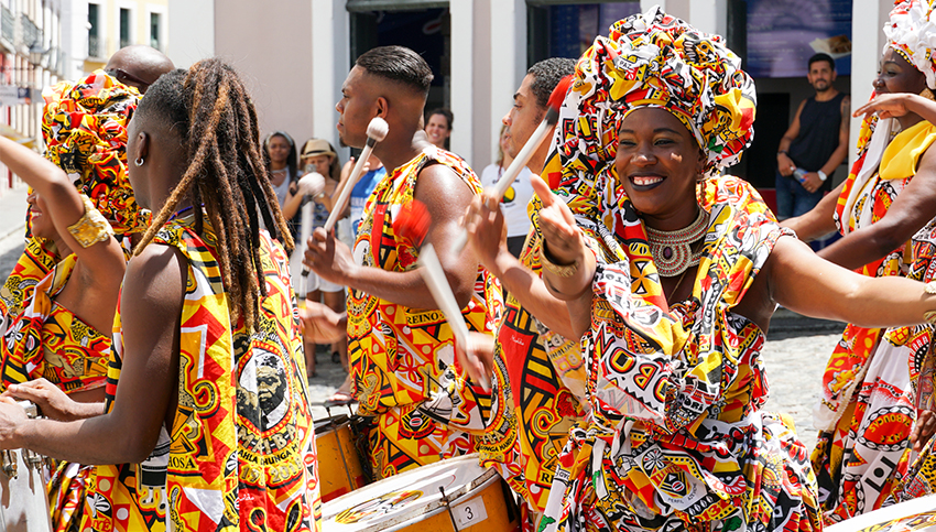 O Carnaval em Salvador é um dos mais tradicionais do país, conhecido pelos seus blocos de rua e trios elétricos