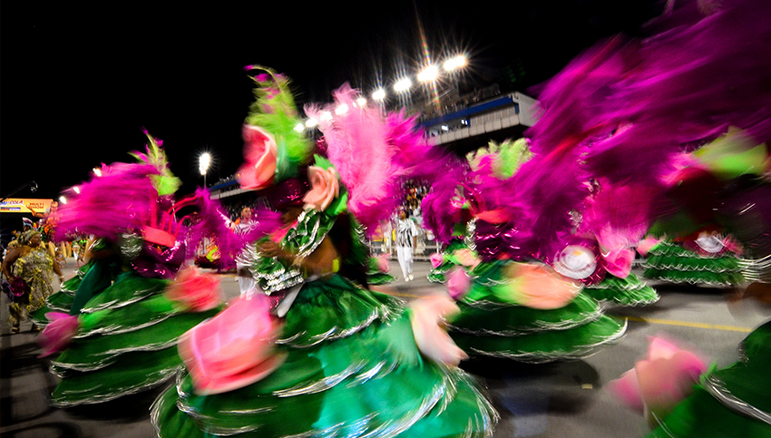 O Carnaval em São Paulo conta com blocos de rua e desfiles de escolas de samba