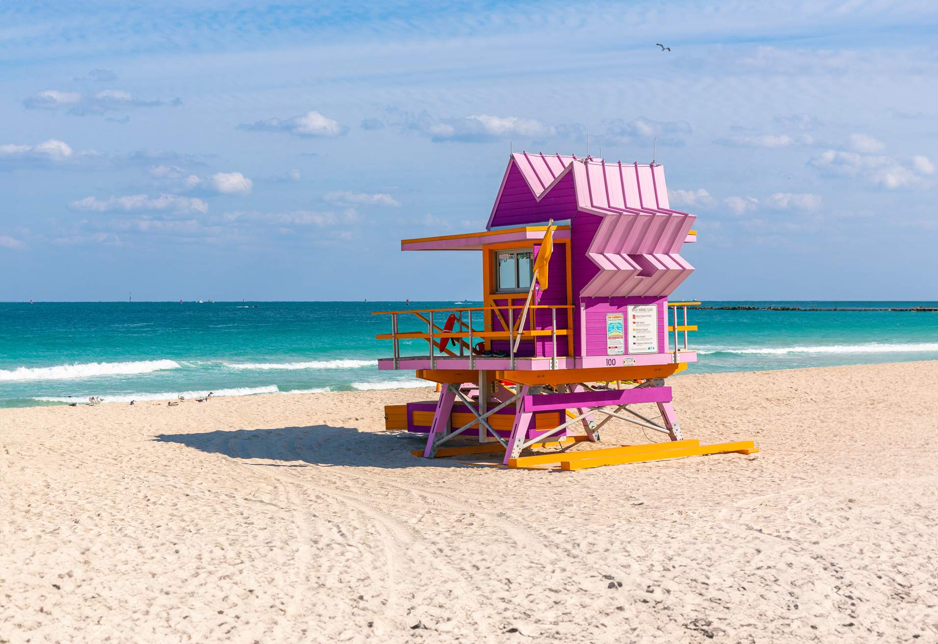 guarita de salva-vidas pintada na cor rosa em praia vazia