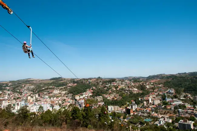 Aproveite para andar no carrinho sobre a serra