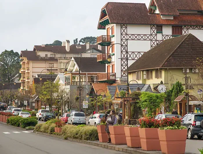 Rua em Gramado, um dos destinos preferidos dos brasileiros para curtir o Outono