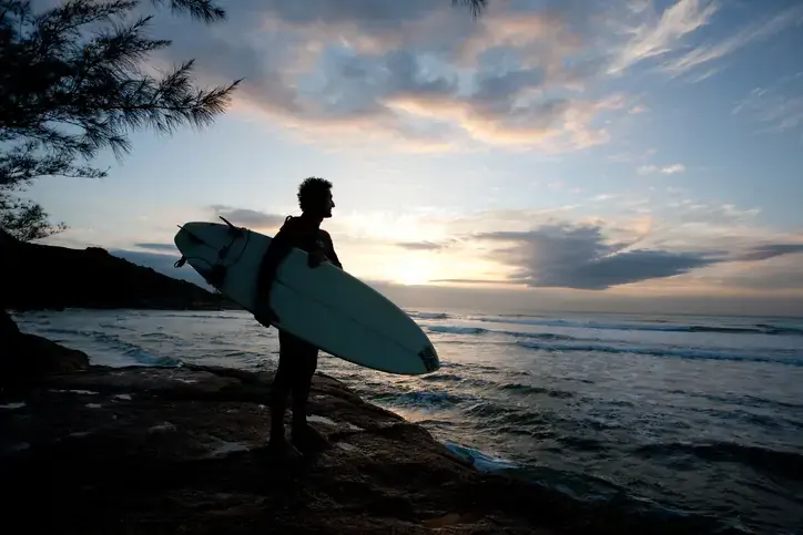 Surfista admirando o por do sol em Florianópolis