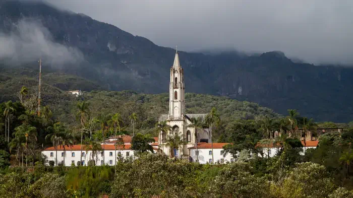 Entre Catas Altas e Santa Bárbara, o Santuário do Caraca destaca-se na paisagem da Serra do Espinhaço