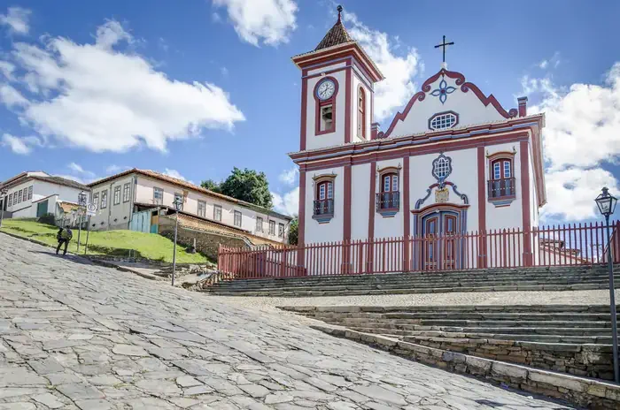 Além de ser uma das cidades históricas de Minas Gerias, foi terra de Juscelino e está repleta de prédios históricos
