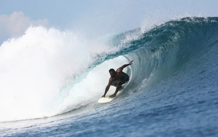 Surfista aproveitando as ondas de Fiji