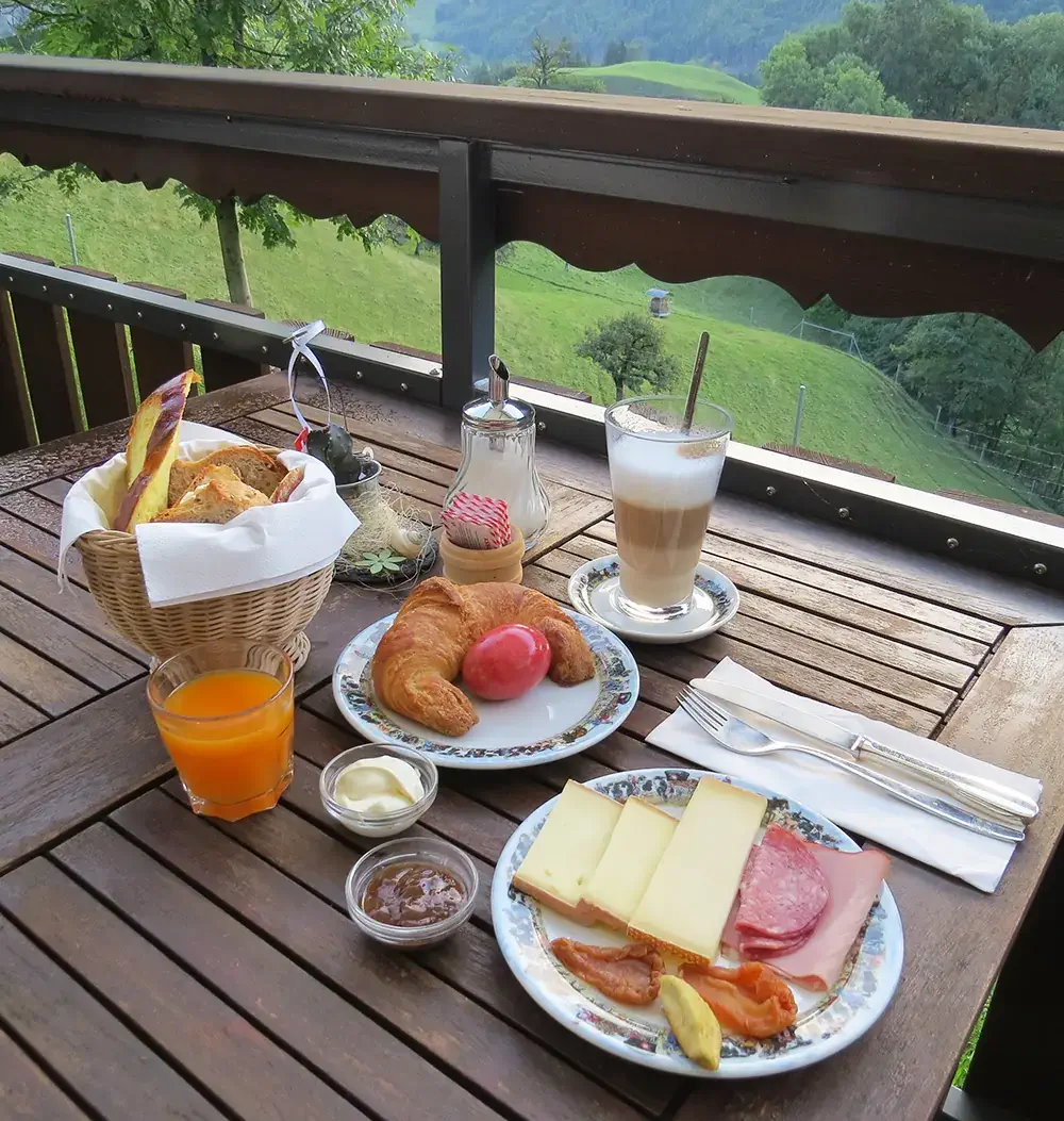 Café-da-manhã com vista para o castelo