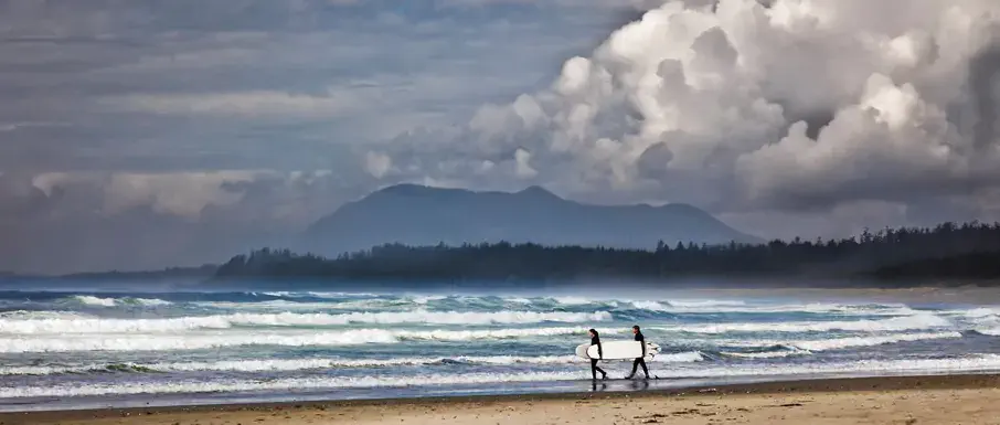 Dois surfistas indo surfar em Tofino
