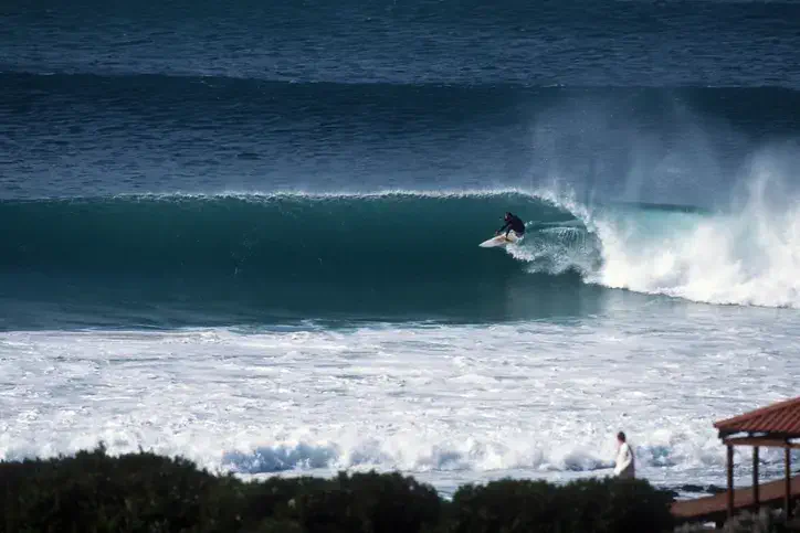 Surfando na Baía de Jeffrey
